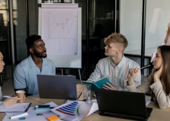 Marketing team discussing which digital marketing metrics and kpis to follow.