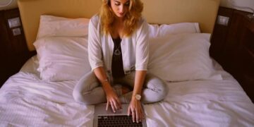 Photo of woman reading content marketing published for inbound marketing campaign.
